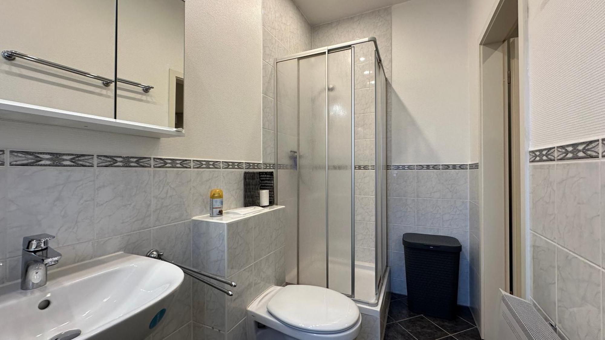 Bellahomes Apartments, Ground Floor, Aircondition, Private Parking, Airport 30 Min Apartment Erlensee