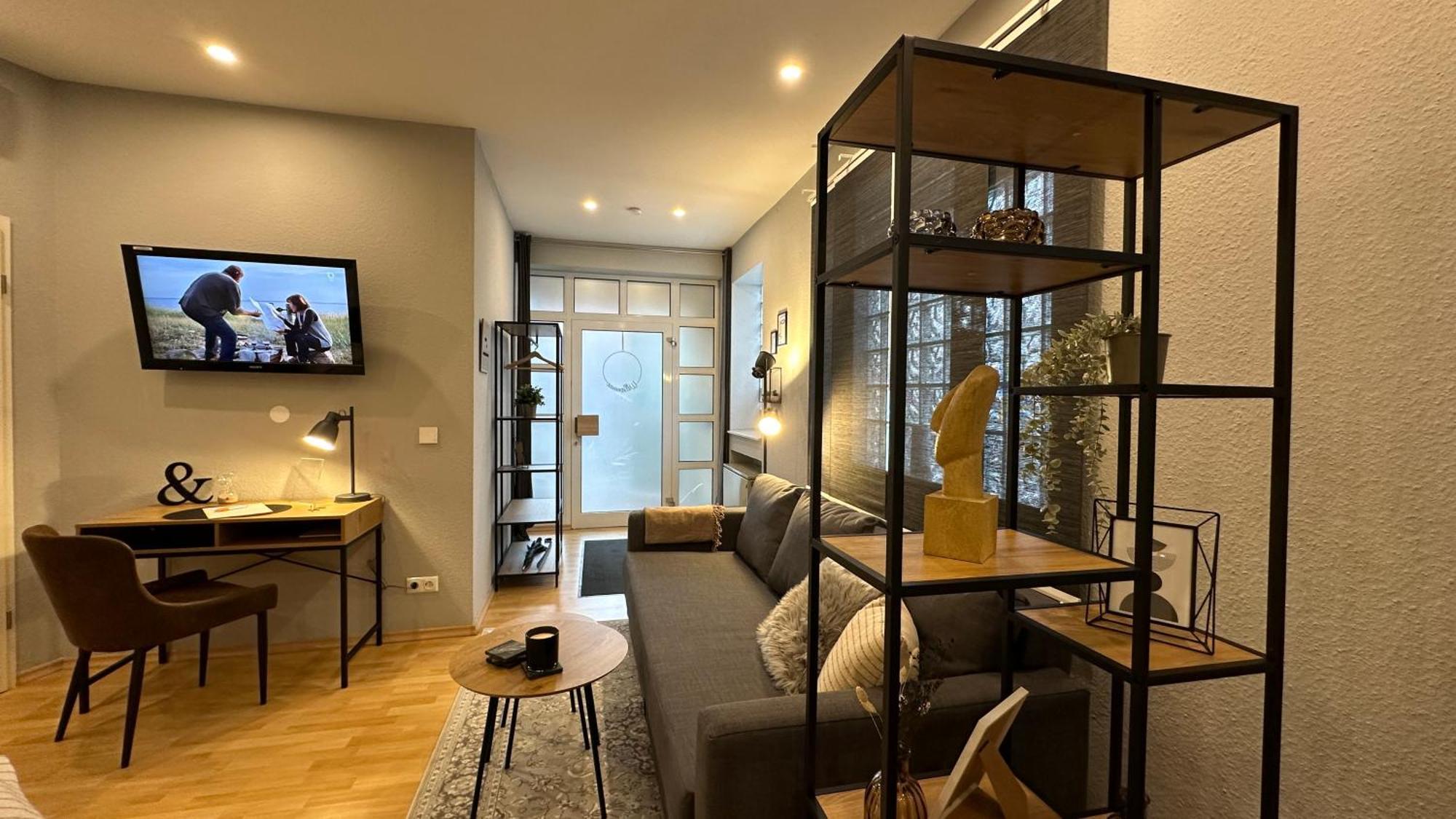 Bellahomes Apartments, Ground Floor, Aircondition, Private Parking, Airport 30 Min *