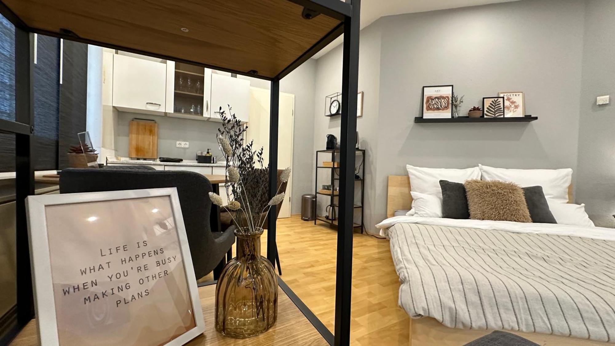 Bellahomes Apartments, Ground Floor, Aircondition, Private Parking, Airport 30 Min